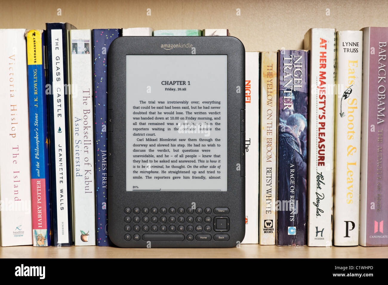 Un  Kindle ebook reader sur une étagère avec des livres de poche.  C'est le Kindle 3 modèle. Pour un usage éditorial uniquement Photo Stock -  Alamy