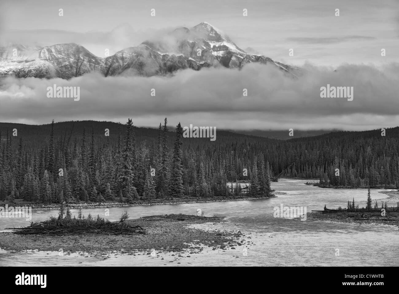 Rivière avec en arrière-plan, la montagne Montagne Pyramid, rivière Athabasca, Jasper National Park, Alberta, Canada Banque D'Images