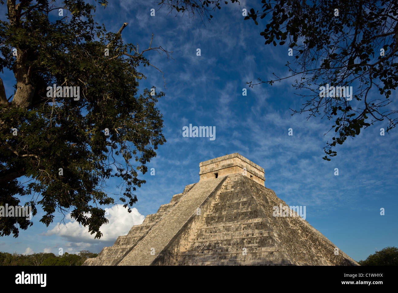 L'une des nouvelles sept merveilles du monde, la pyramide de Kukulkan ou "El Castillo" à Chichen Itza, péninsule du Yucatan, Mexco. Banque D'Images