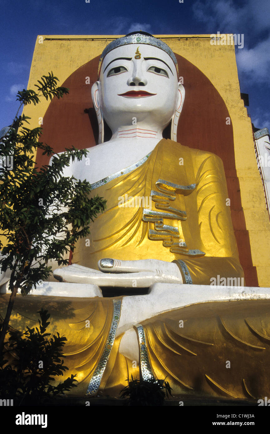 L'un des quatre énormes bouddhas assis de Kyaikpun près de Bago (Pegu), le Myanmar (Birmanie) Banque D'Images