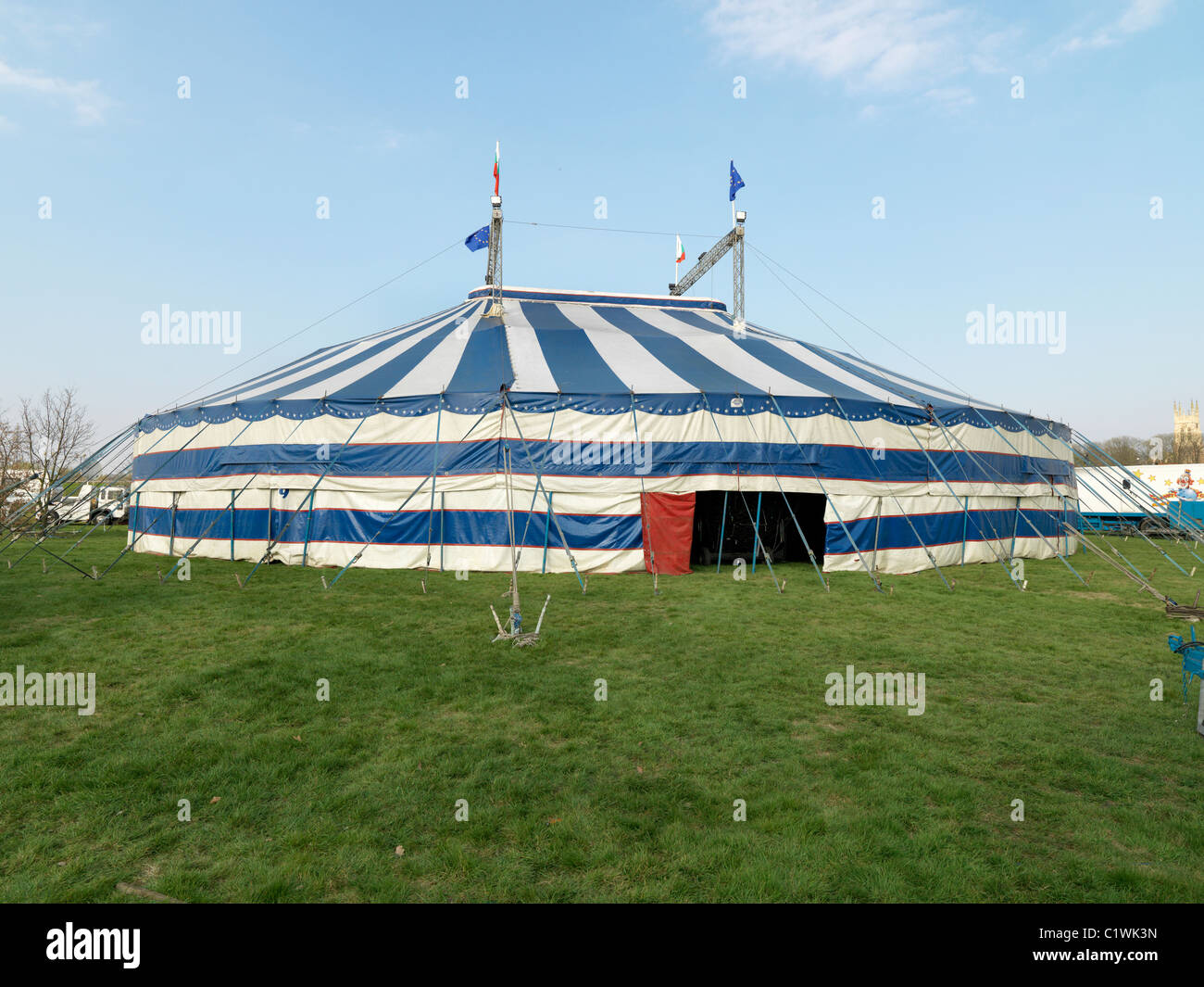 Cirque rayé bleu et blanc big top Banque D'Images