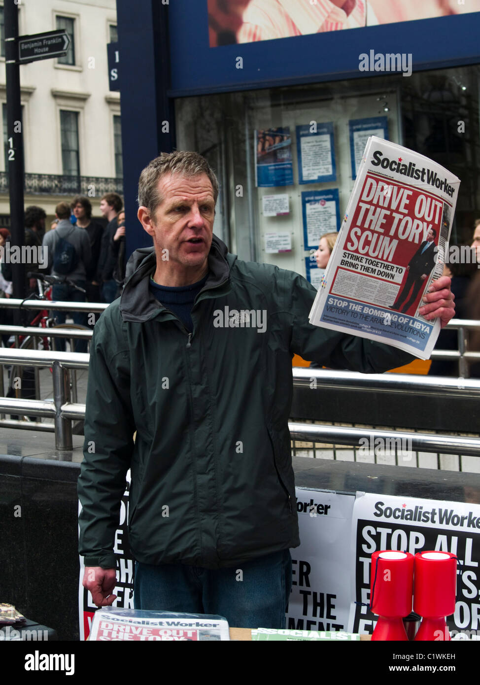 L'homme de vendre le journal Socialist Worker, lors d'une manifestation contre les coupures du gouvernement de Londres. Banque D'Images