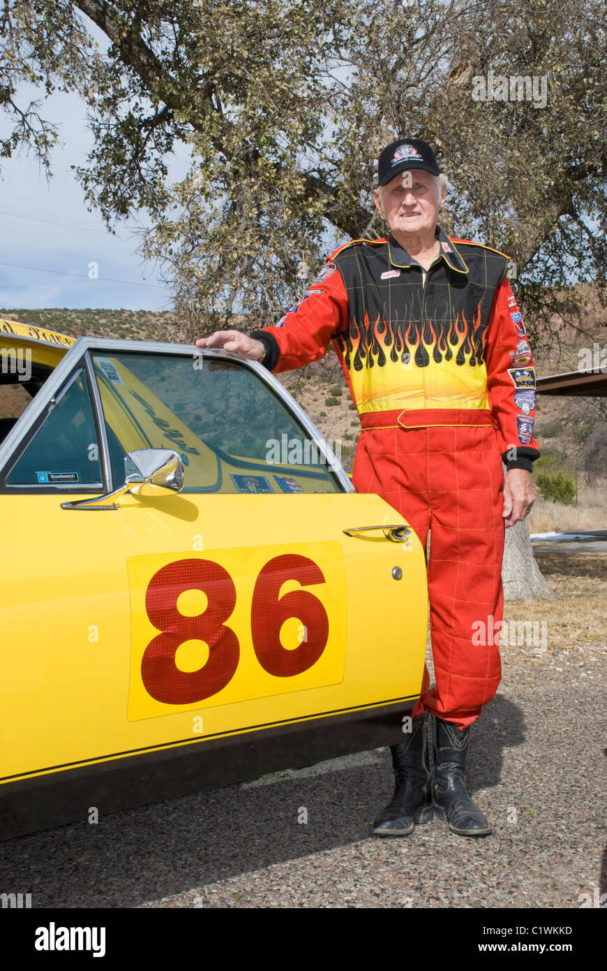 M. Powers, à 86 ans, quand même concurrence dans le rapport annuel de Road Runner de route de course qui s'est tenue dans l'ouest du Texas - Alpine, Texas. Banque D'Images