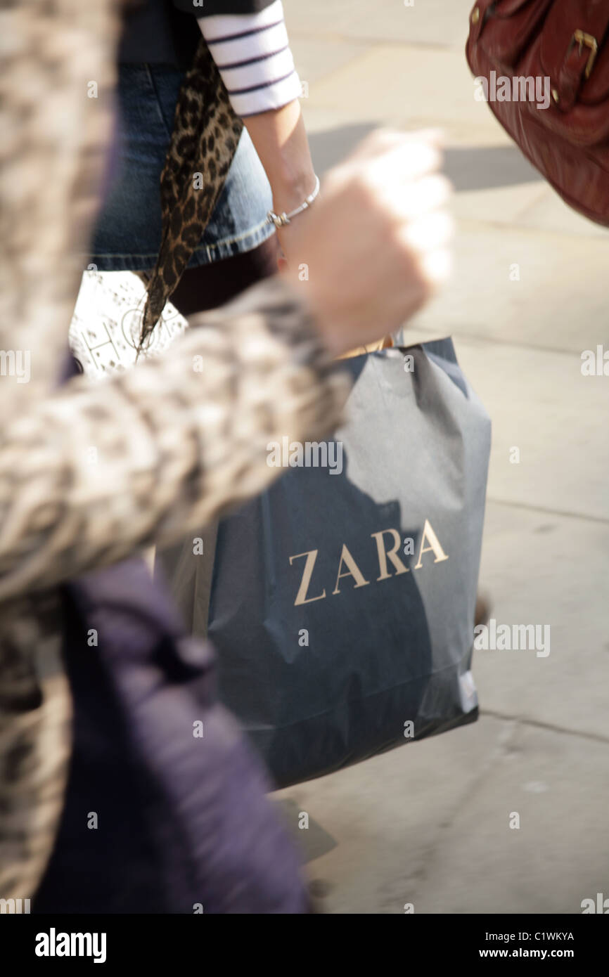 Jeune fille portant un sac Zara dans Oxford Street, Londres Photo Stock -  Alamy