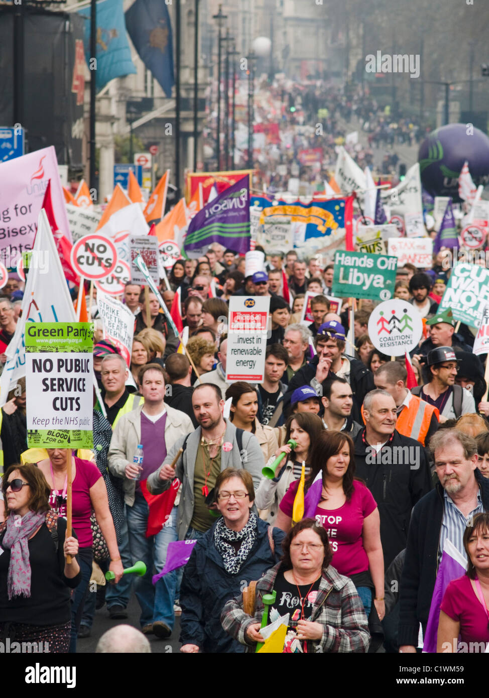 En mars des manifestants anti Gouvernement Piccadilly au cours d'une manifestation contre la réduction des dépenses publiques Banque D'Images