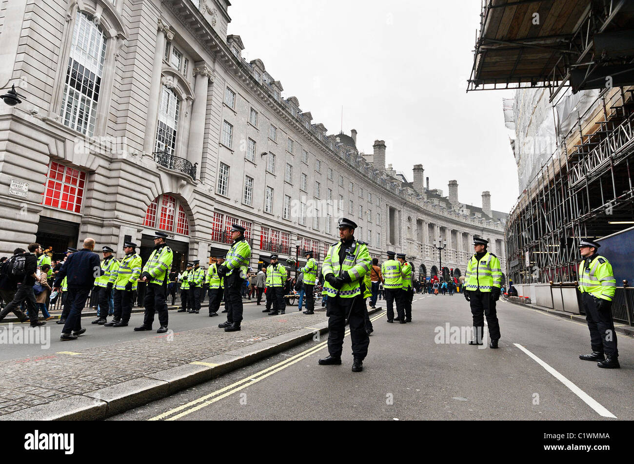 26/03/2011. Police gardez un oeil sur les gens qui entrent dans Regents Street, Londres après le désordre public. Banque D'Images