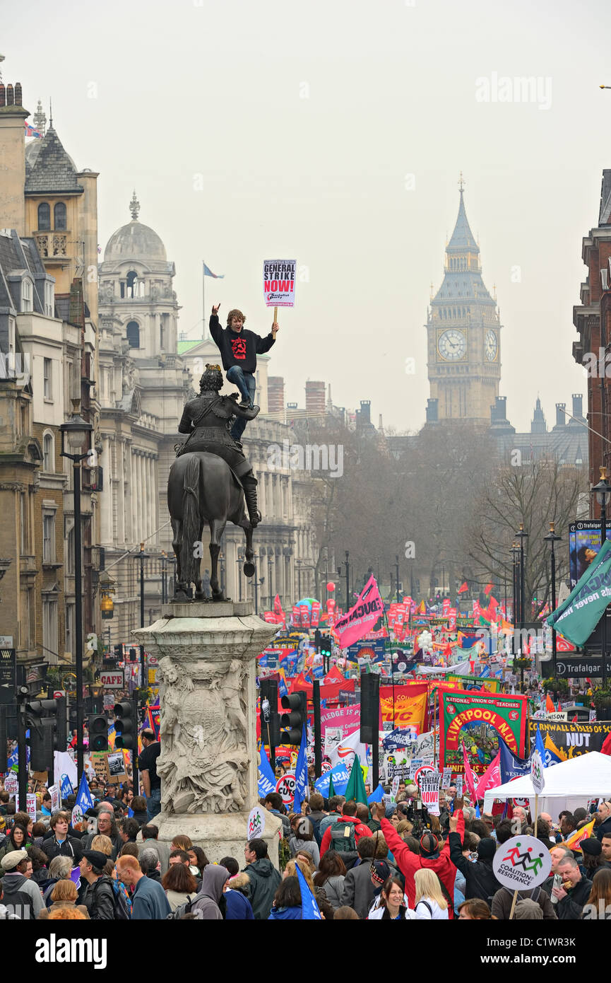 La marche des manifestants à Londres contre la compression des dépenses publiques -- mars pour l'alternative -- un rassemblement organisé par le TUC Banque D'Images