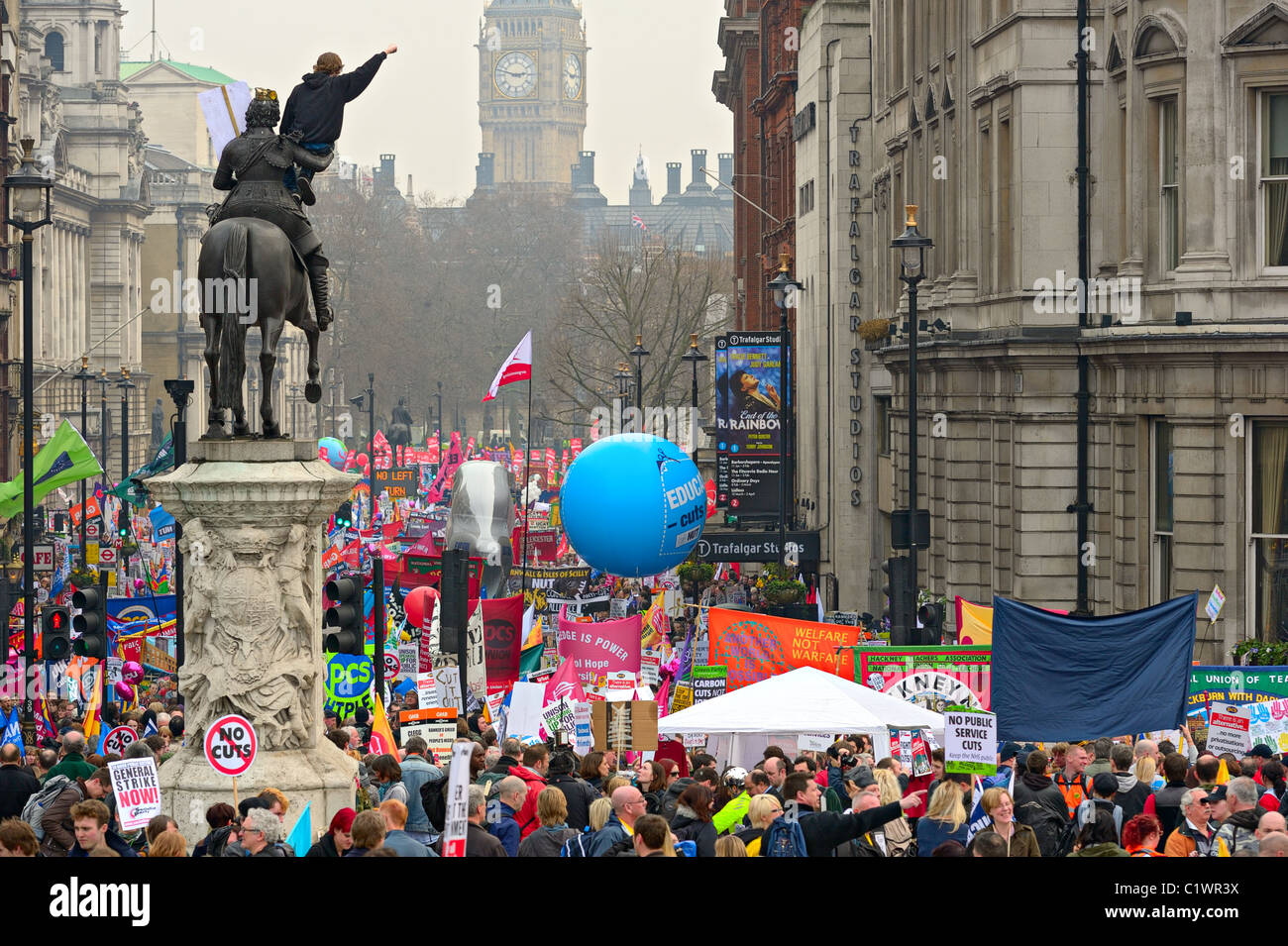 La marche des manifestants à Londres contre la compression des dépenses publiques -- mars pour l'alternative -- un rassemblement organisé par le TUC Banque D'Images