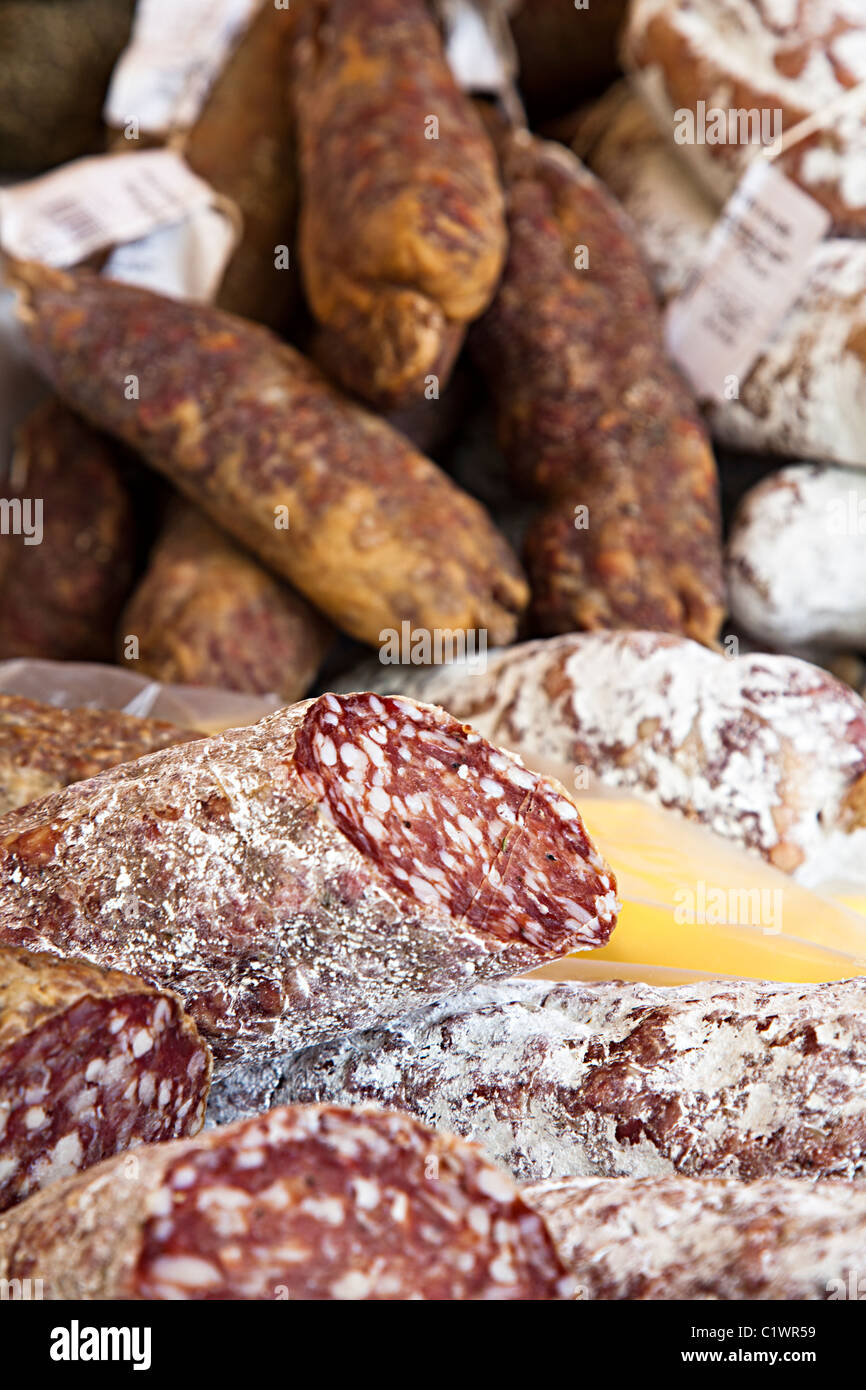 Couper la saucisse salami et en vente dans le marché Foix Ariege France Banque D'Images