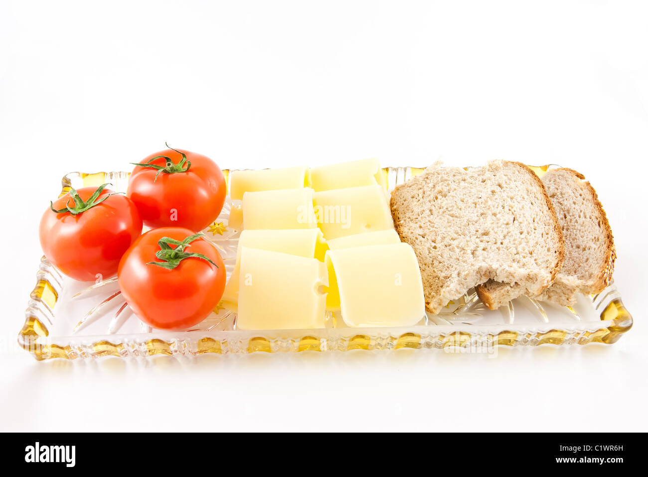 Photo de tomates, fromage, et du pain sur une plaque de verre. Banque D'Images