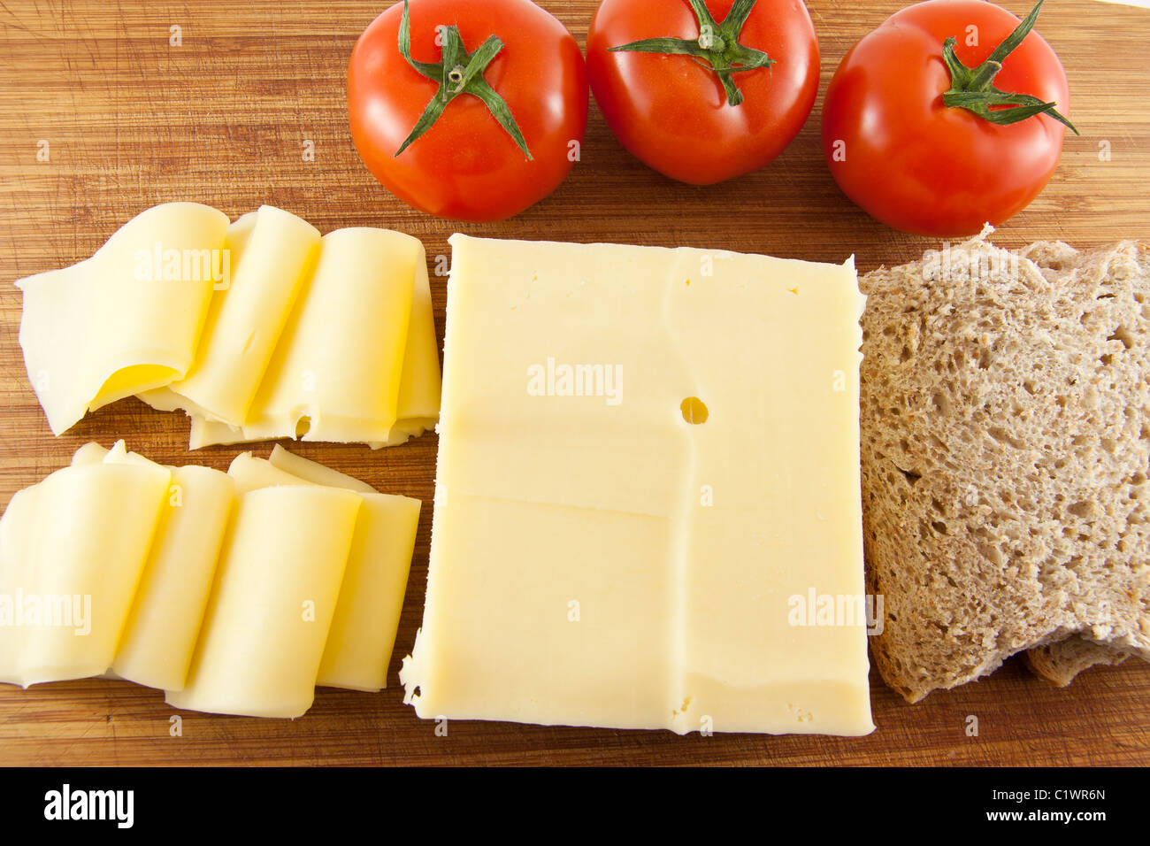 Photo d'une plaque avec du fromage et du pain tomate Banque D'Images