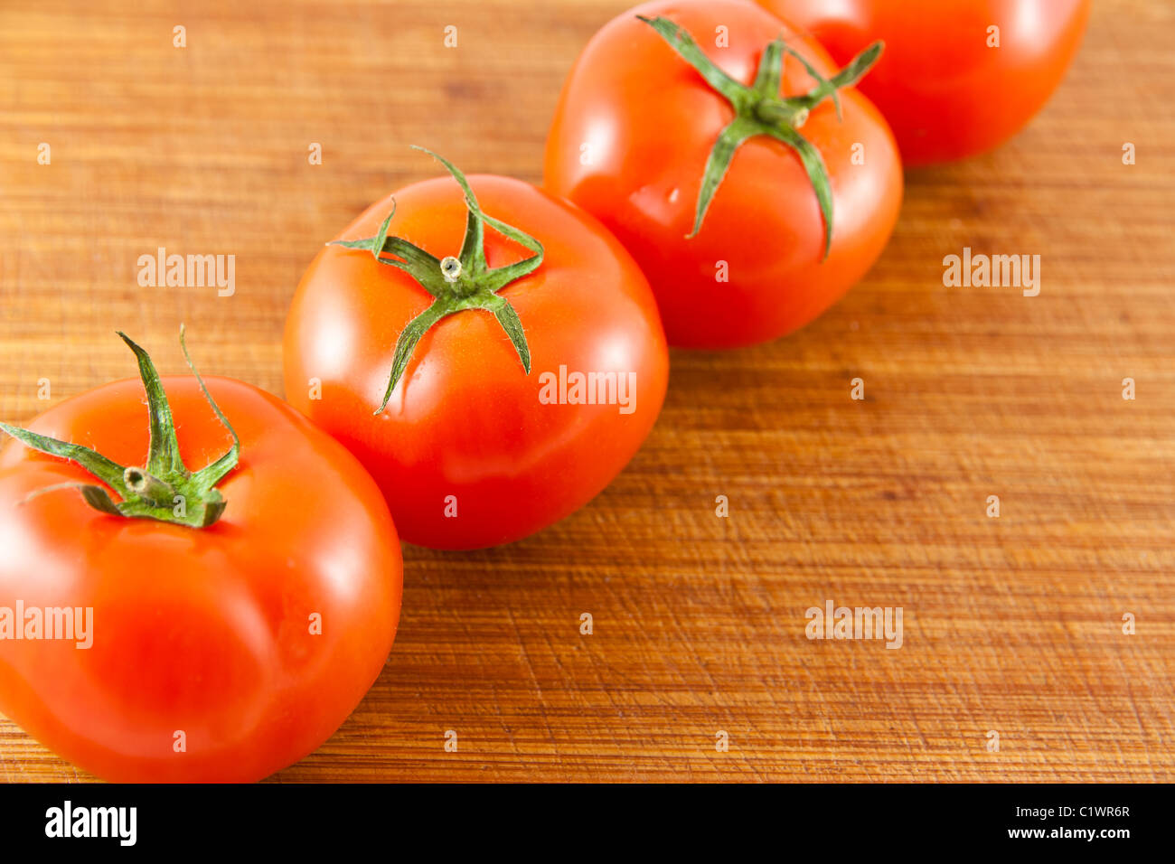 Plusieurs tomates alignés dans une rangée Banque D'Images