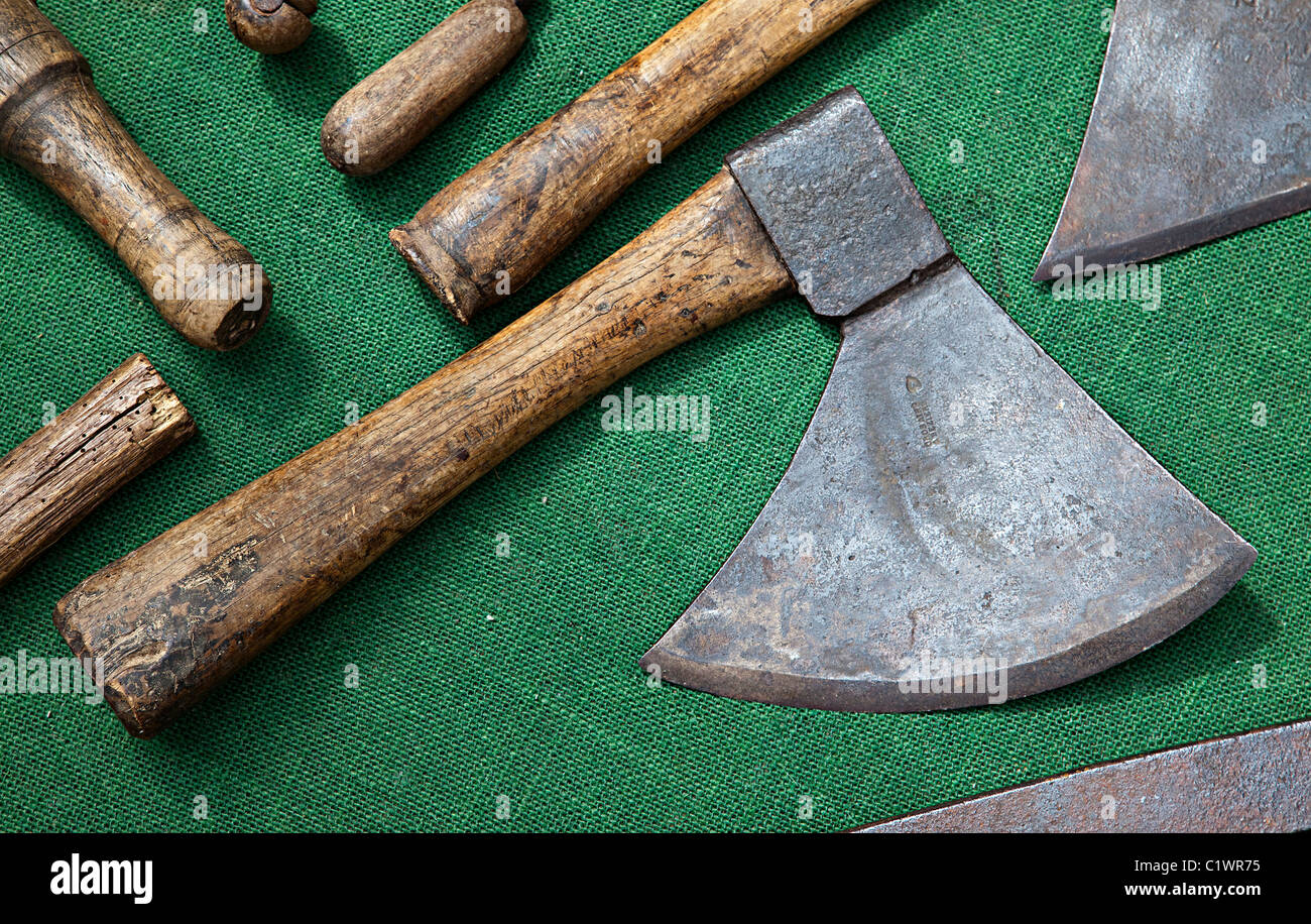 Outils utilisés sur la vente au marché de dimanche avec une hache dans le centre Foix Ariege France Banque D'Images