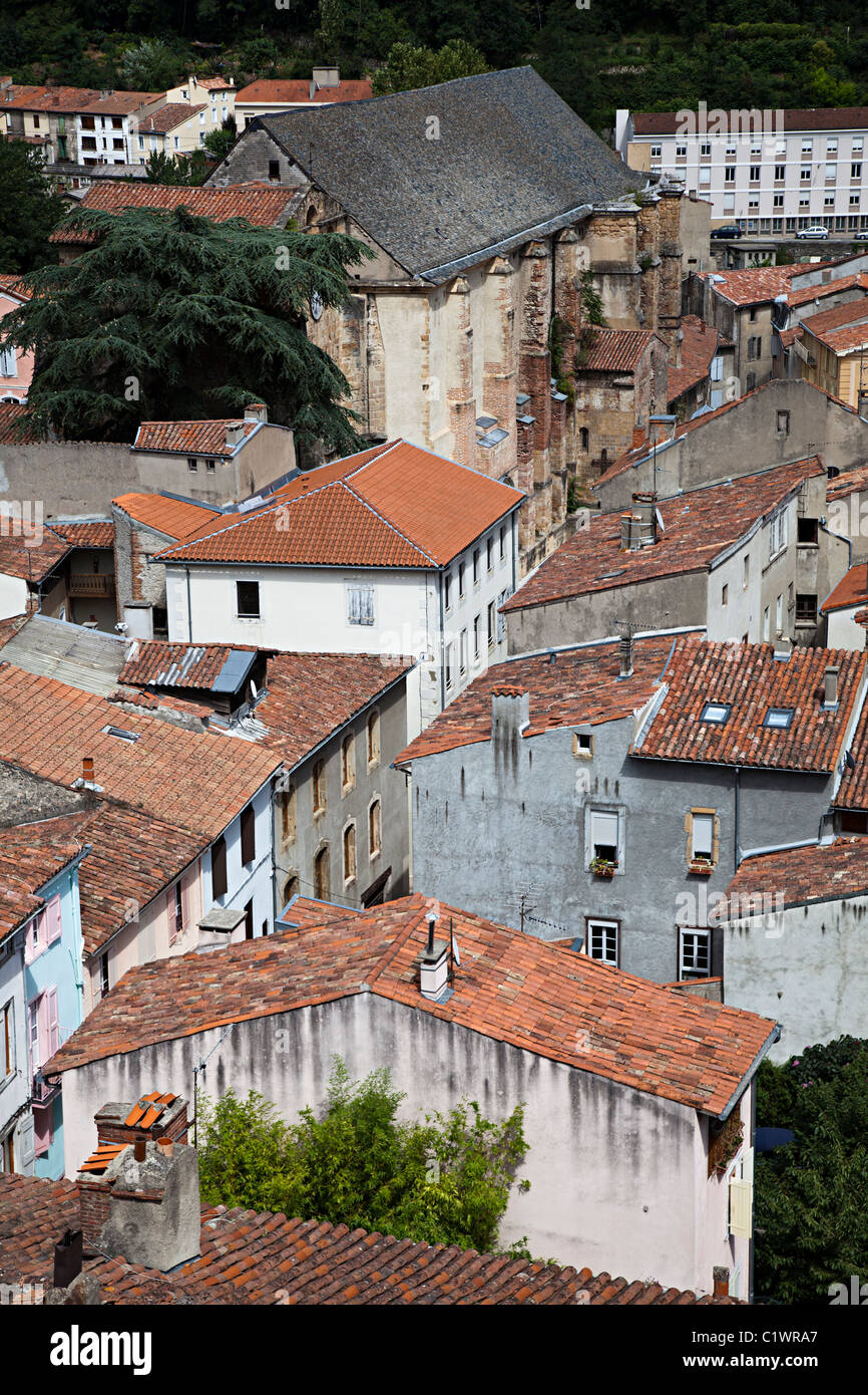Église et maisons aux toits de tuiles rouges département Ariège Foix France Banque D'Images