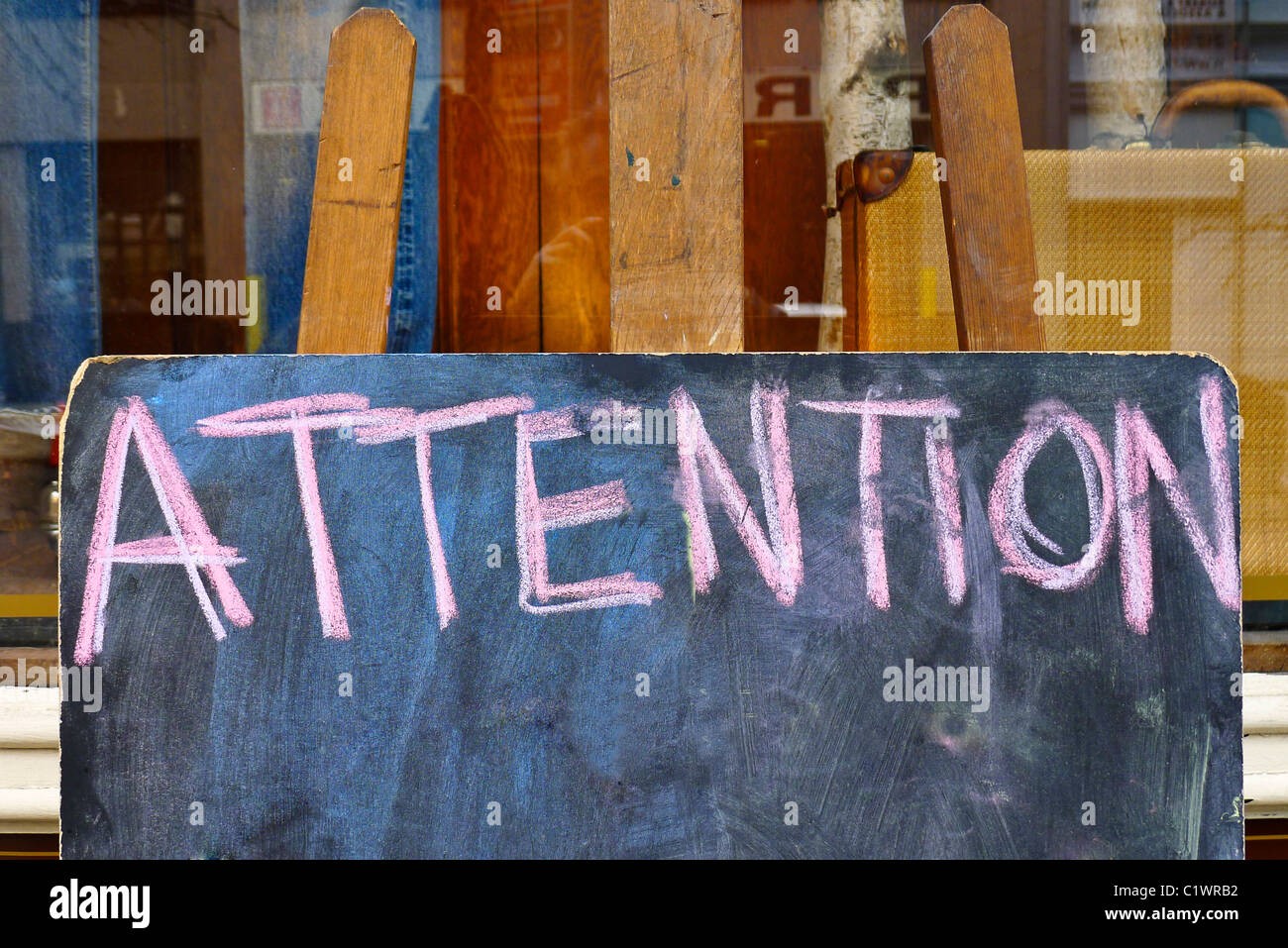 À vendre Attention signer en face de magasin. Banque D'Images