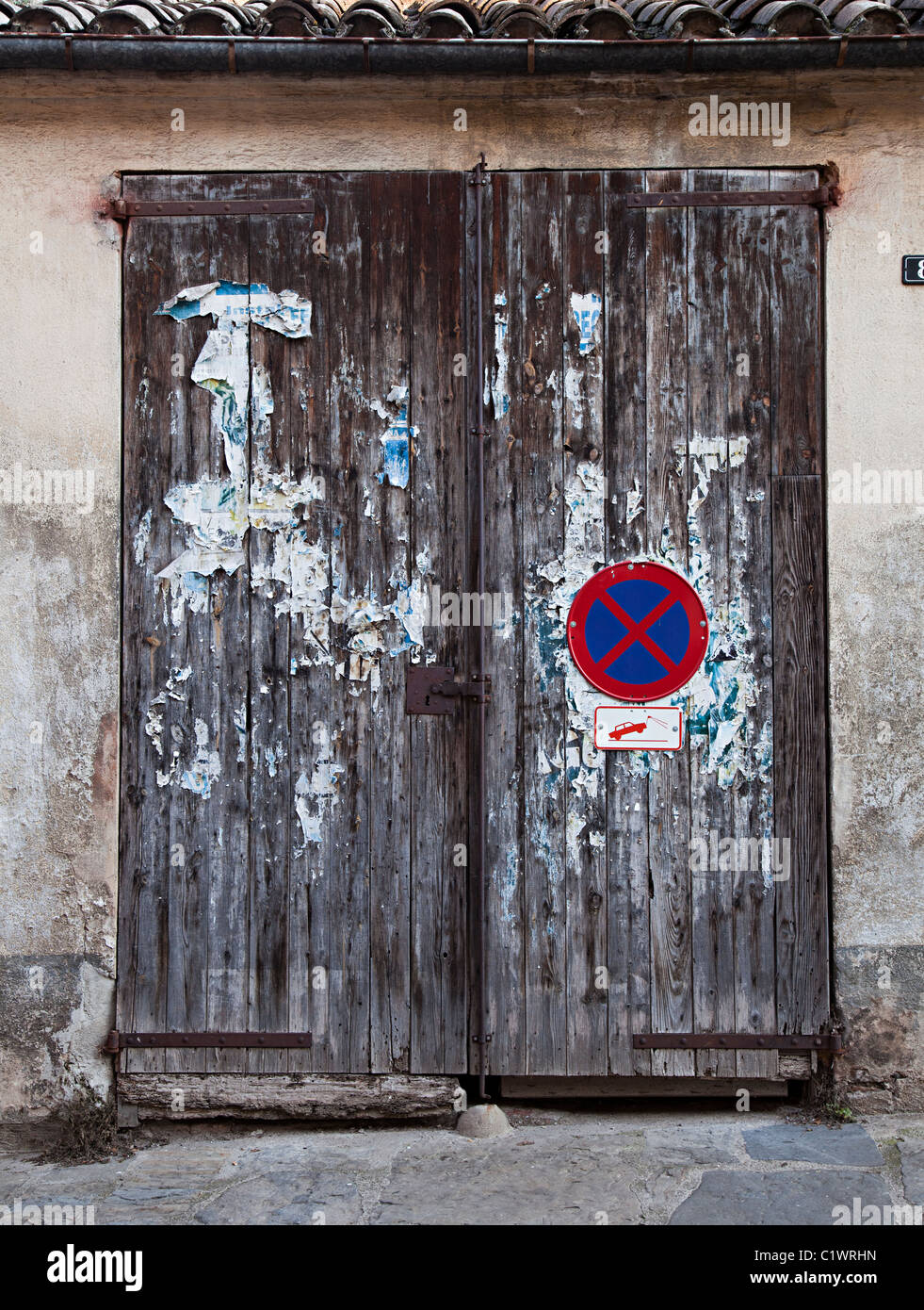 No parking sign et signe sur dépanneuse porte en bois ancienne Sant Joan les Fonts Garrotxa Catalogne Espagne Banque D'Images