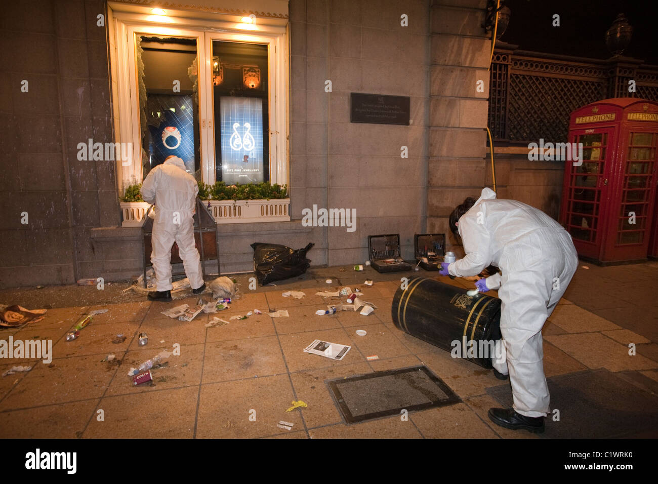 Anti-Cuts Demo 26/3/2011. Scènes de crime officers (SOCO) au travail à l'extérieur de l'hôtel Ritz, Piccadilly après qu'il a été attaqué. Banque D'Images