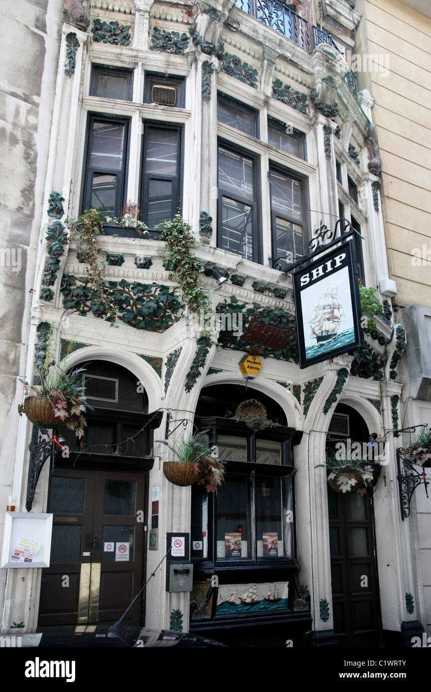 Vieille pub de style anglais à Londres Banque D'Images