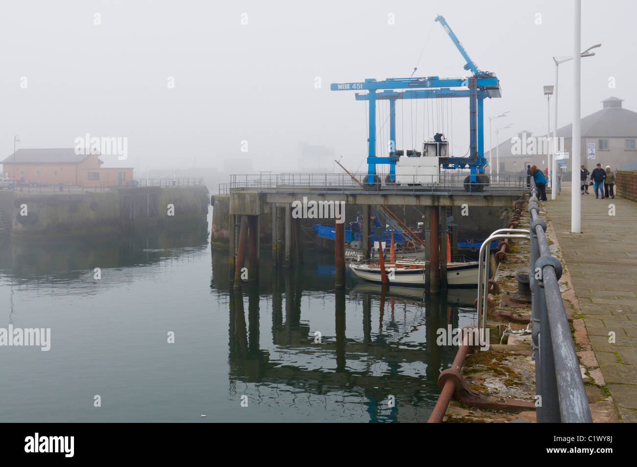 Port de Whitehaven Cumbria avec une station de levage et la mer de brouillard. Banque D'Images