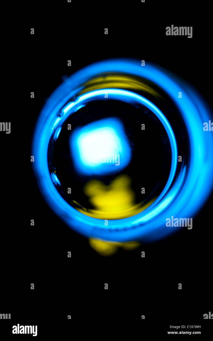 Téléphone DECT combiné avec des traces de lumière bleu et jaune dans la nuit Banque D'Images