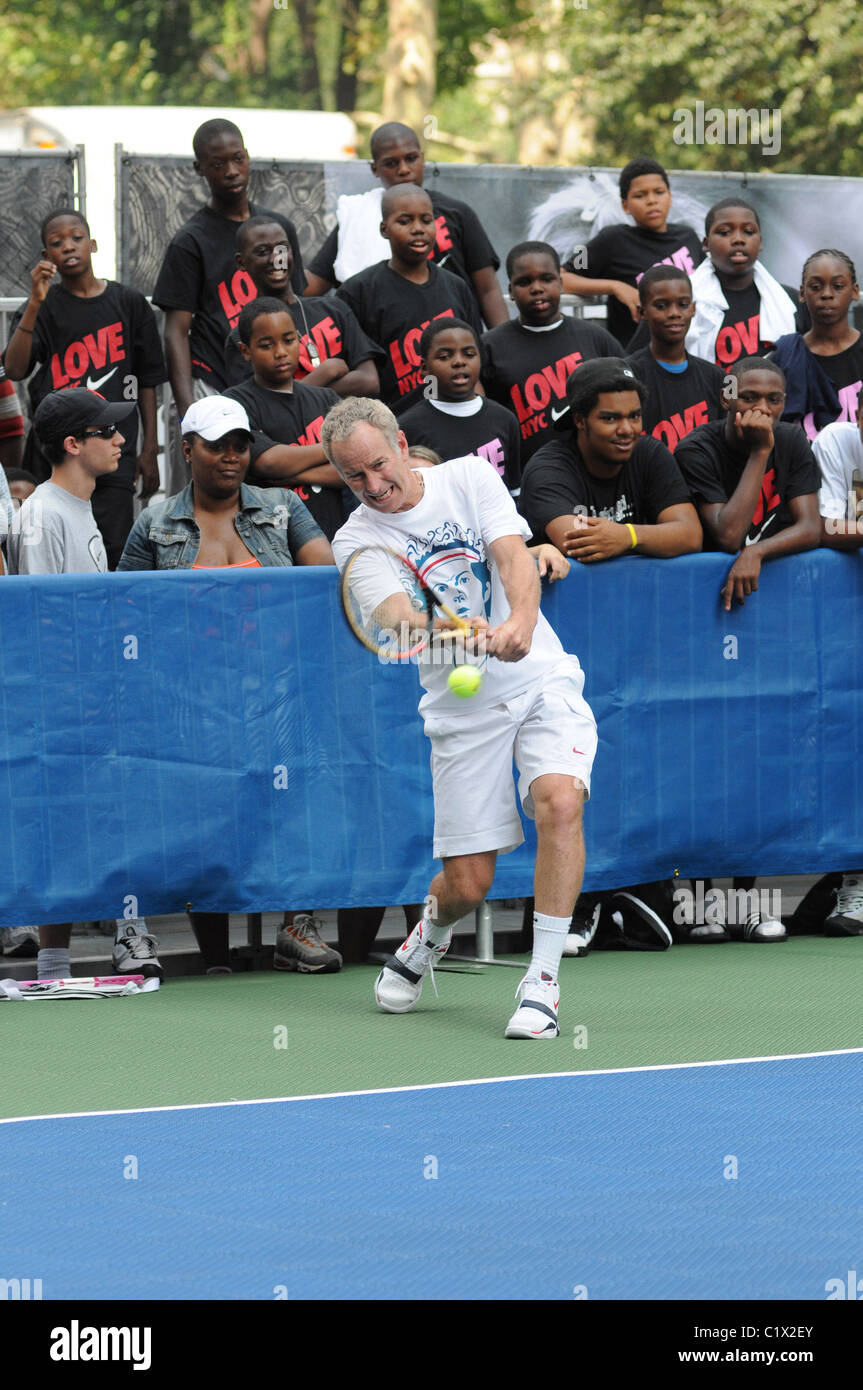 John McEnroe portant un t-shirt avec son visage d'il y a 25 ans sur elle  les Nike Jeu, Set, NYC tennis event à venir de l'US Open Photo Stock - Alamy