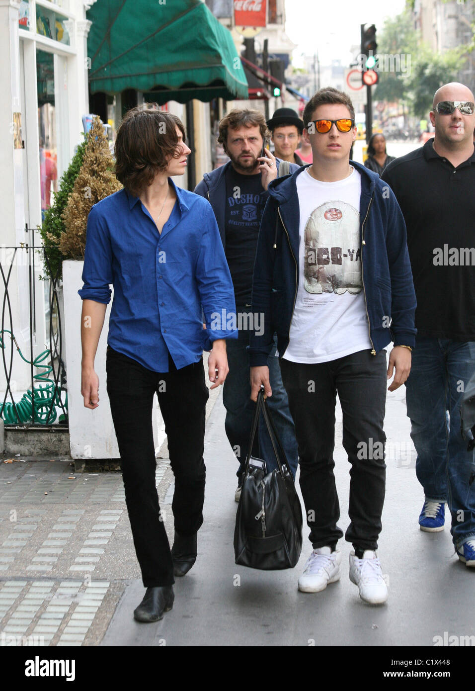 Alex Turner et Matt Helders des Arctic Monkeys arrivant à la BBC Londres, Angleterre - 17.08.09 WENN.com Banque D'Images