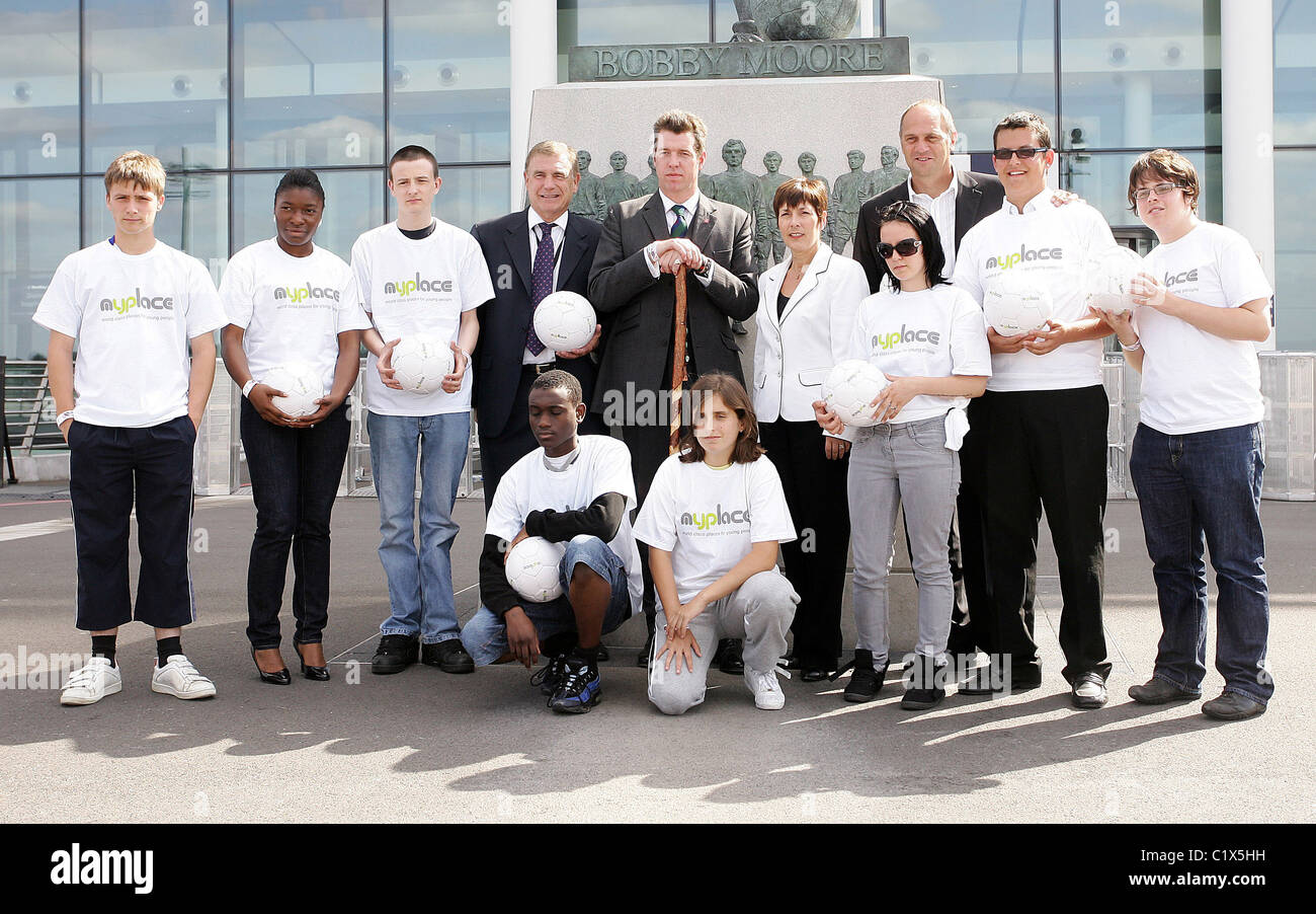 Sir Trevor Brooking, Major Phil Packer, Dawn Primarolo et Sir Steve Redgrave lors du lancement de l'Association de Football & Banque D'Images