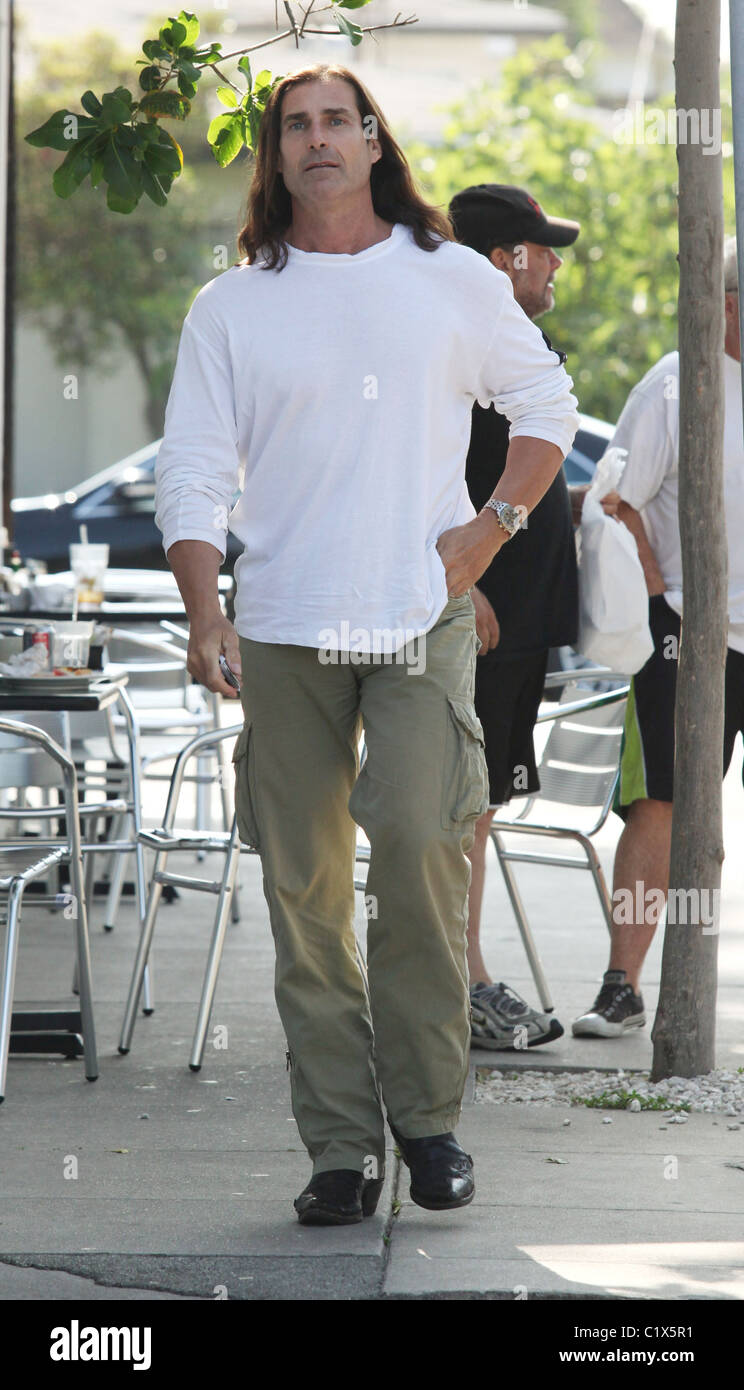 Modèle de mode italien Fabio Lanzoni a déjeuner avec des amis à la Conversation restaurant à Beverly Hills. Los Angeles, Banque D'Images