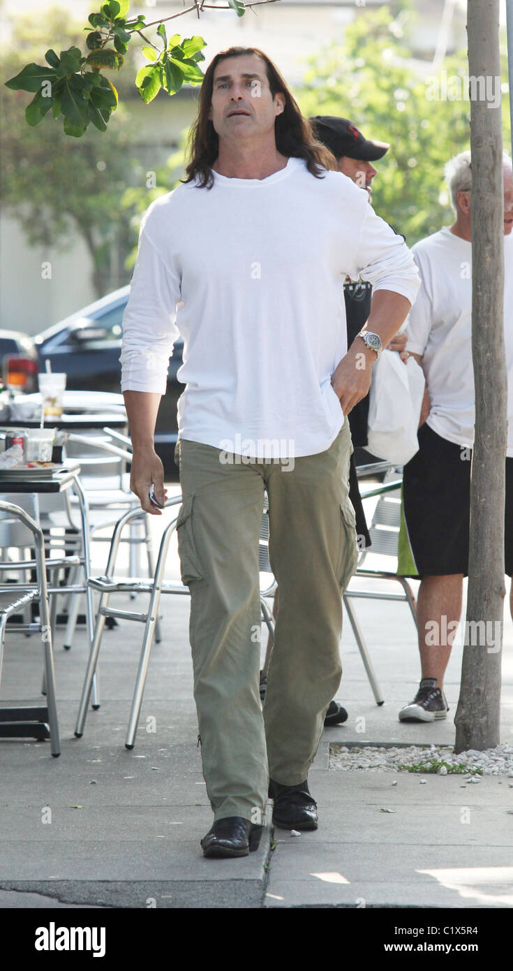 Modèle de mode italien Fabio Lanzoni a déjeuner avec des amis à la Conversation restaurant à Beverly Hills. Los Angeles, Banque D'Images