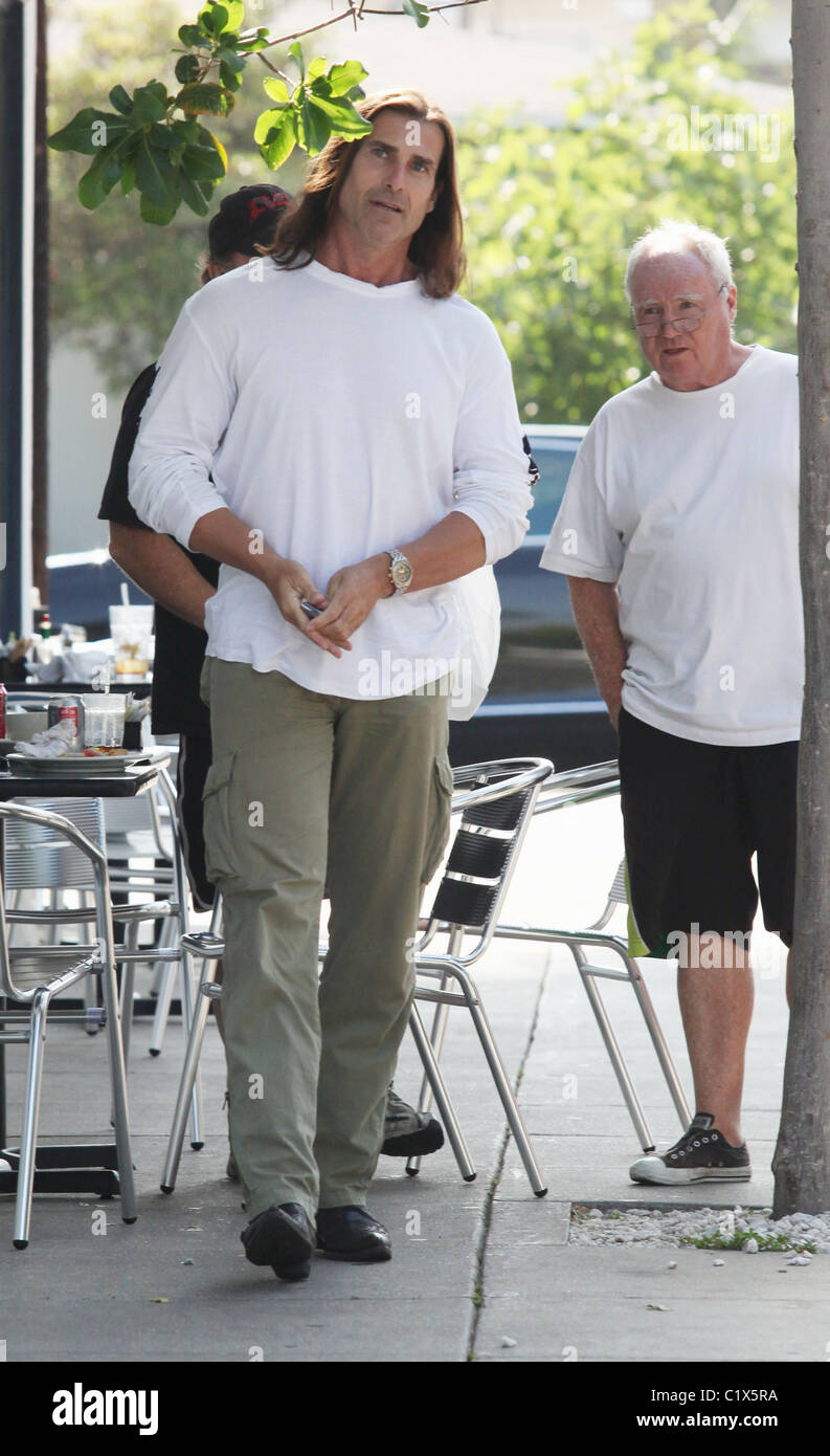 Modèle de mode italien Fabio Lanzoni a déjeuner avec des amis à la Conversation restaurant à Beverly Hills. Los Angeles, Banque D'Images