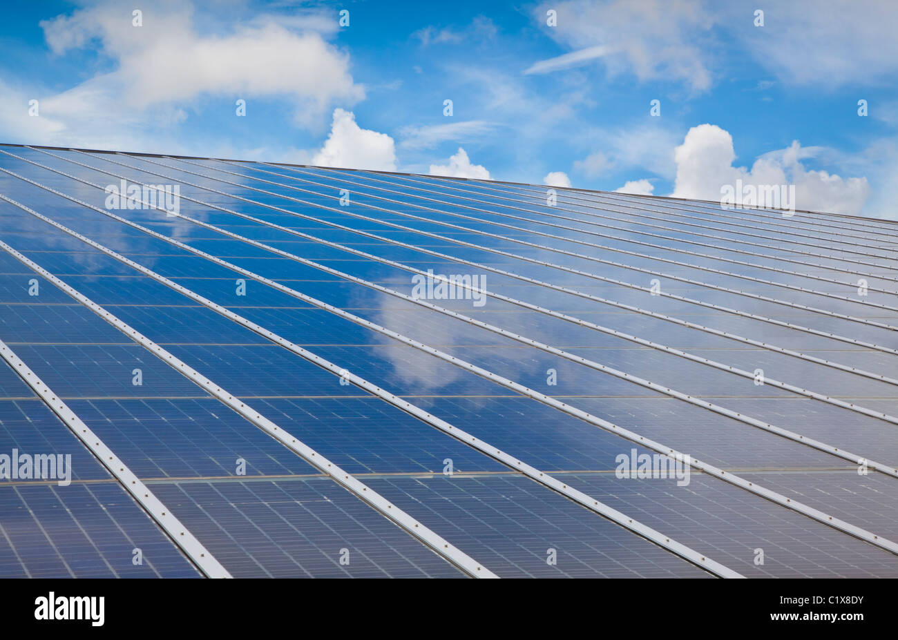 De grands panneaux solaires photovoltaïques avec la réflexion des nuages Banque D'Images