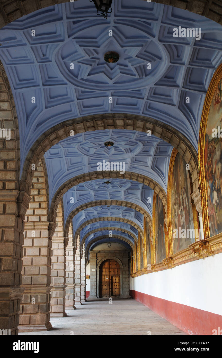 Une allée à colonnades à l'intérieur du Musée de l'Inca à Cusco, Pérou Banque D'Images