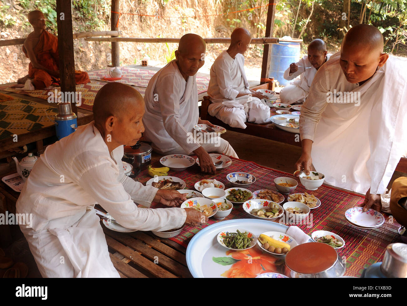 L'heure du déjeuner pour les nonnes bouddhistes vivant dans un couvent dans les collines du sud du Cambodge à Kep. Banque D'Images