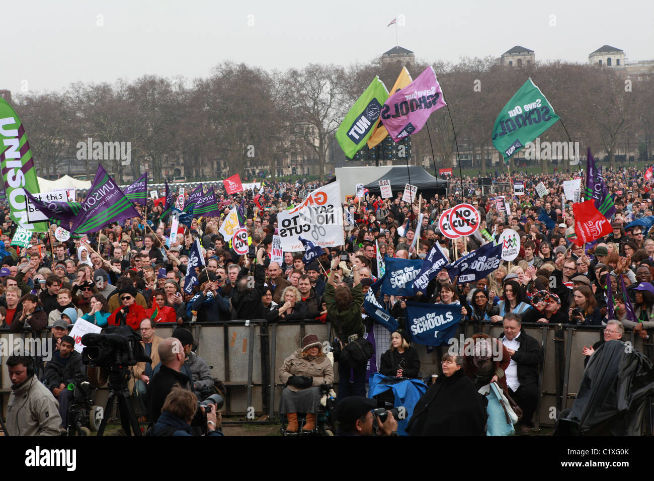 Des milliers de manifestants contre les réductions de dépenses Banque D'Images