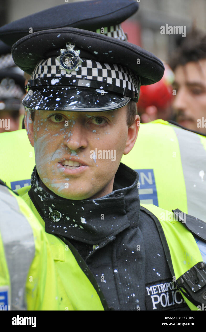 L'Alternative pour mars 2011 de Londres et de protestation contre les coupes gouvernementales anti-émeute Banque D'Images