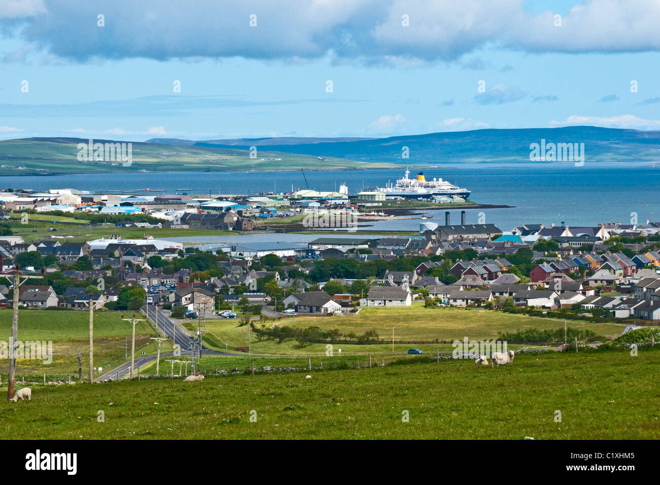 Une vue générale sur l'Orkney Kirkwall dans vers le port avec bateau de croisière à l'embarcadère Banque D'Images