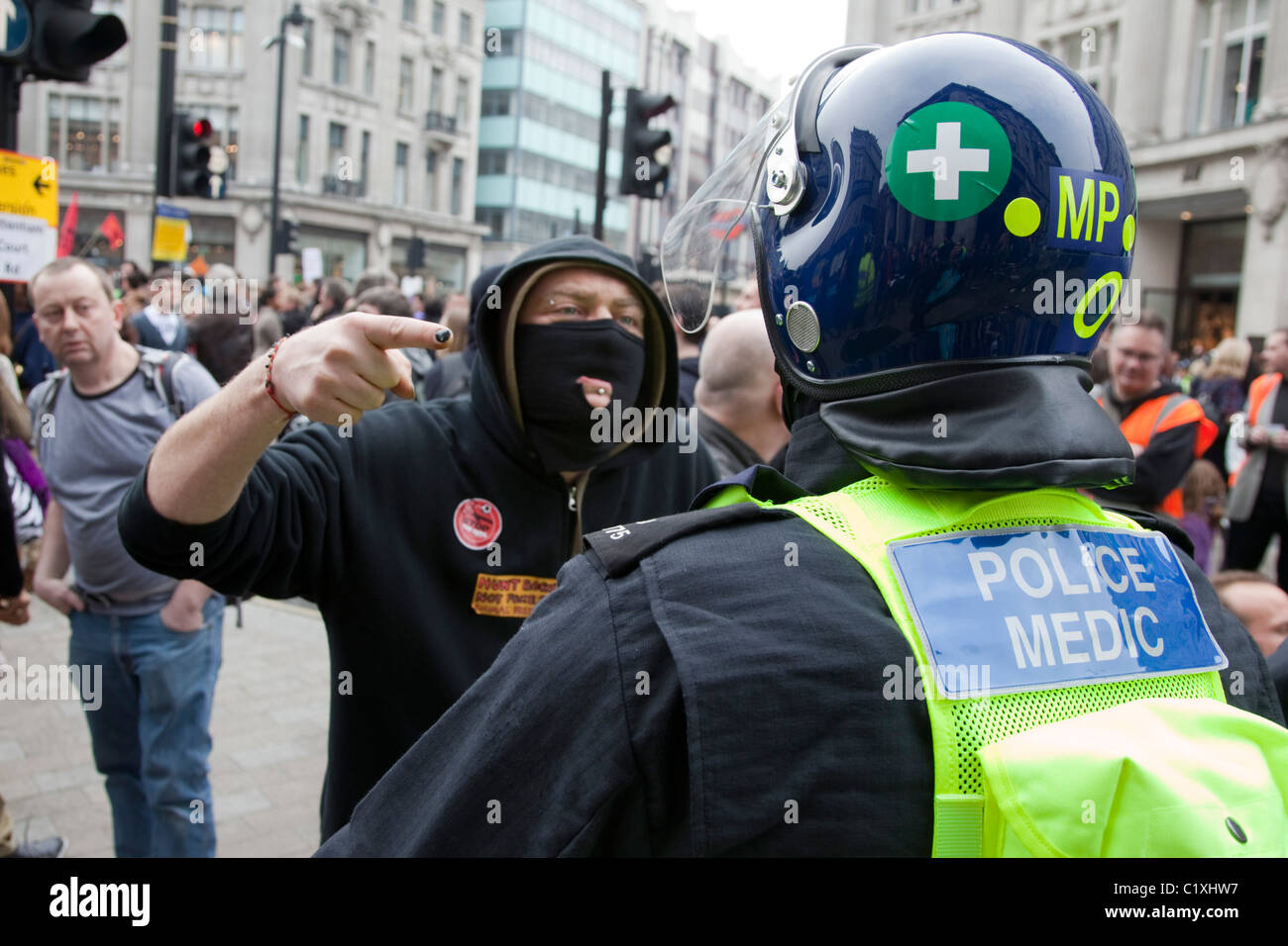 Anti-Cuts Mars dans le centre de Londres, manifestant l'argumentation qu'agent de police Banque D'Images