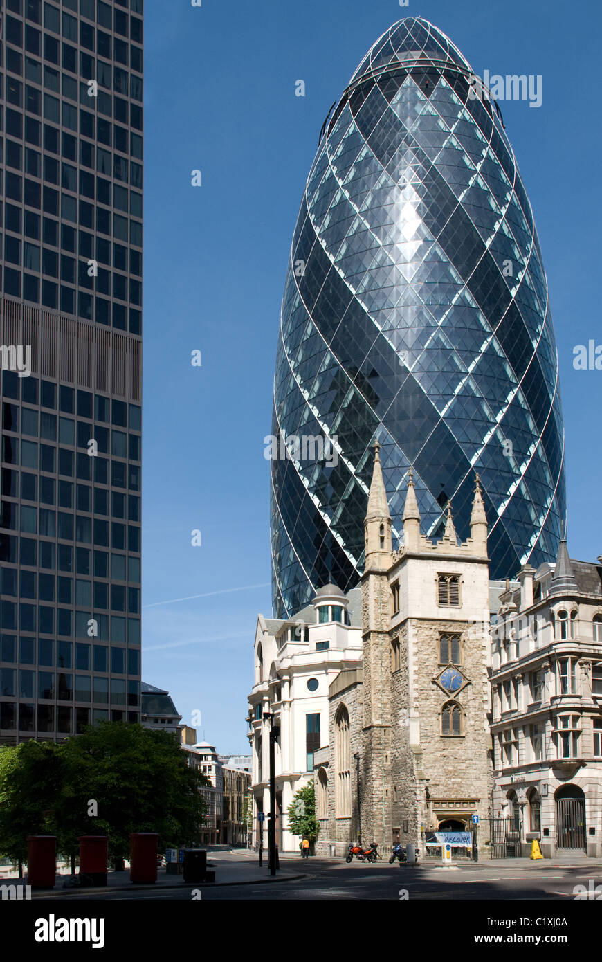 Sir Norman favorise le 30 St Mary Axe, aussi connu sous le Gherkin Banque D'Images