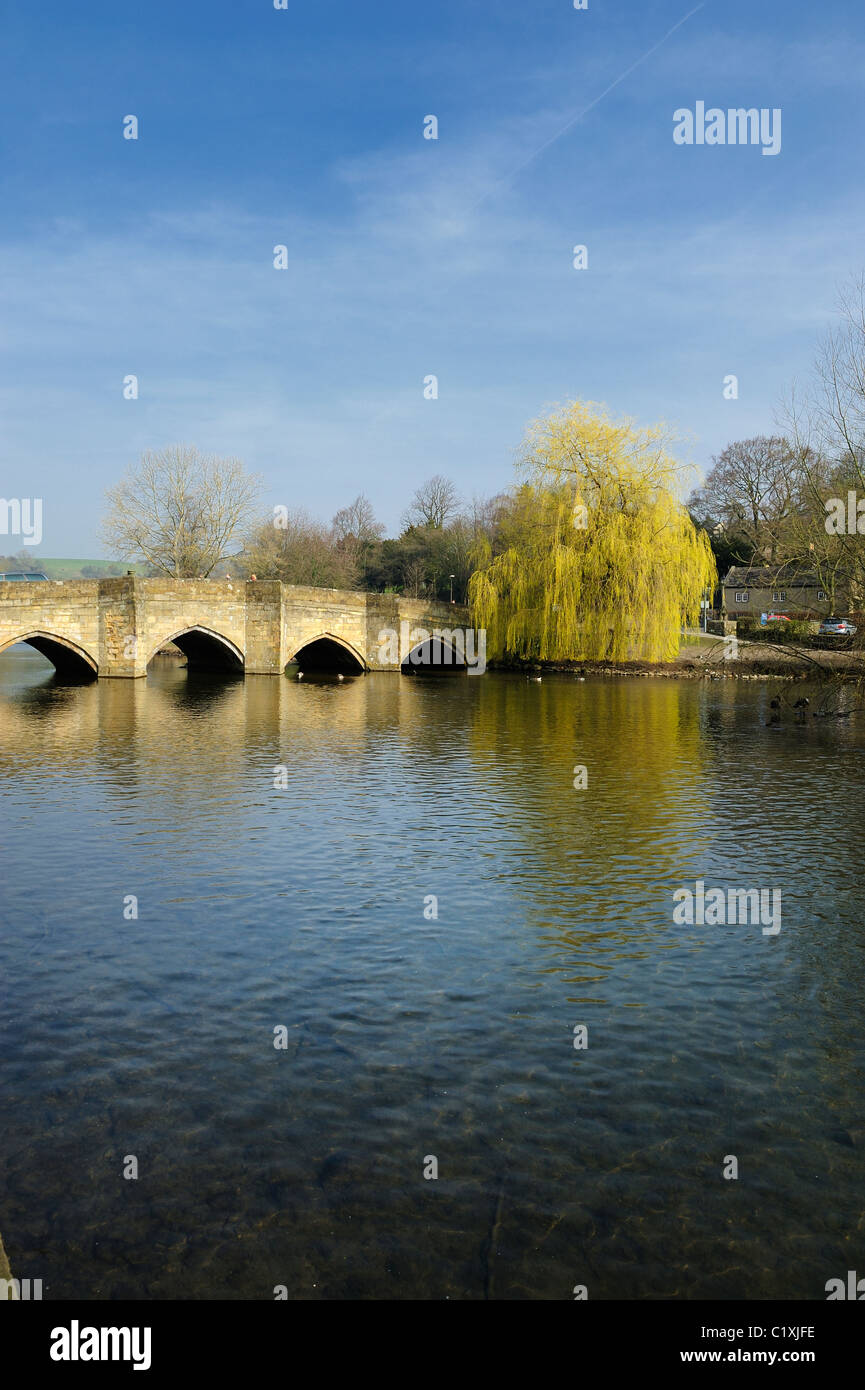 Pont sur la rivière Wye bakewell Derbyshire peak district england uk Banque D'Images