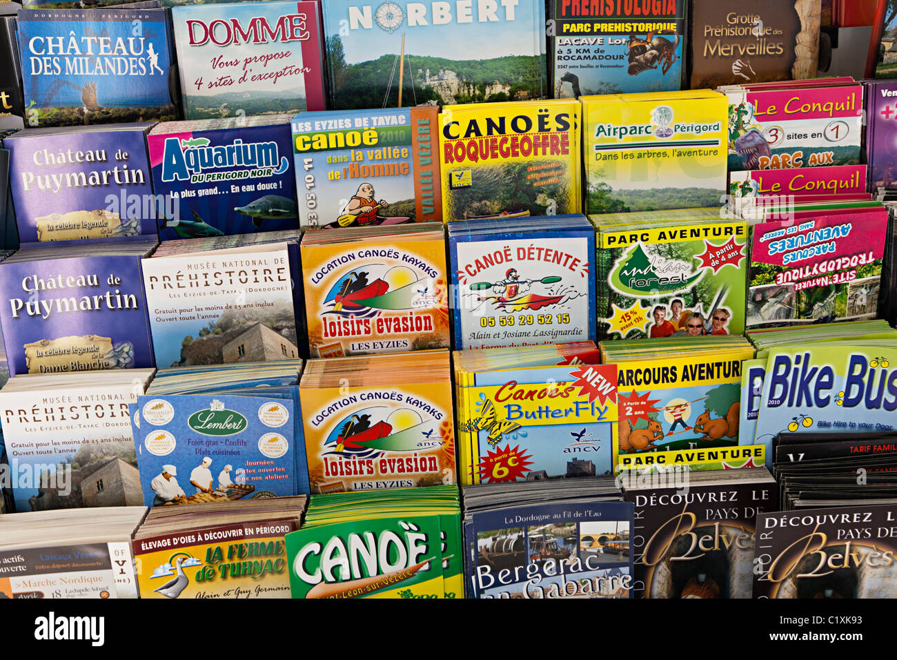 Dépliants publicitaires en bureau d'information touristique Montignac Dordogne France Banque D'Images