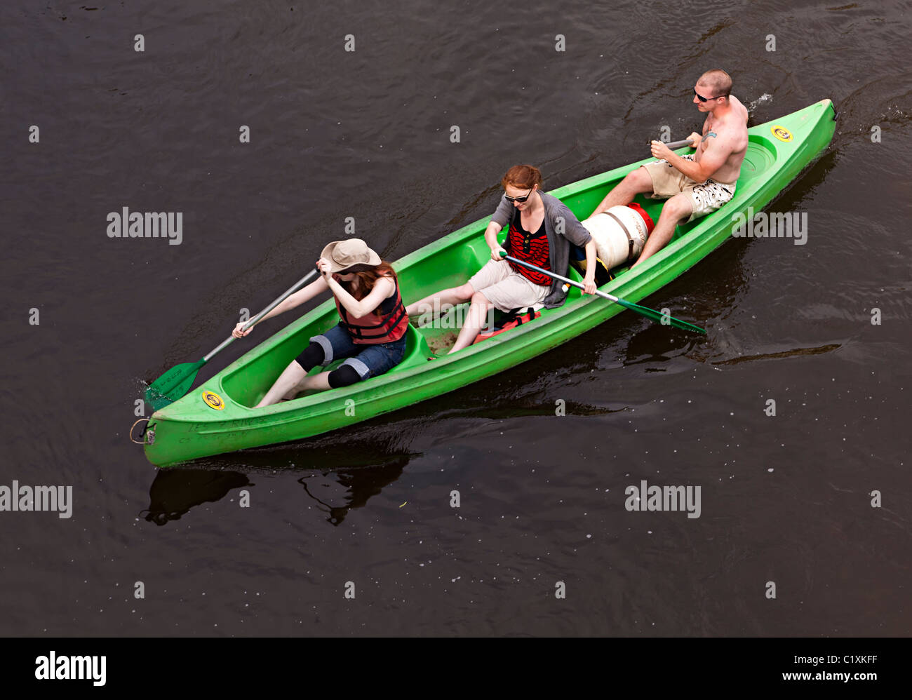 Trois personnes en canoë sur la Dordogne France Banque D'Images