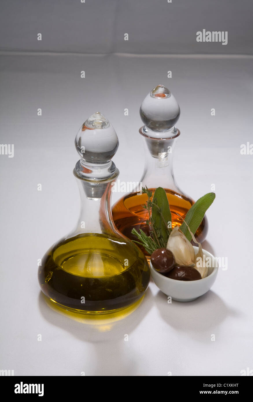 Eisel huile olive vinaigre contenant de verre porcelaine blanc Raisin oignon nourriture cuisine saine Méditerranée repas blanc nappe Banque D'Images