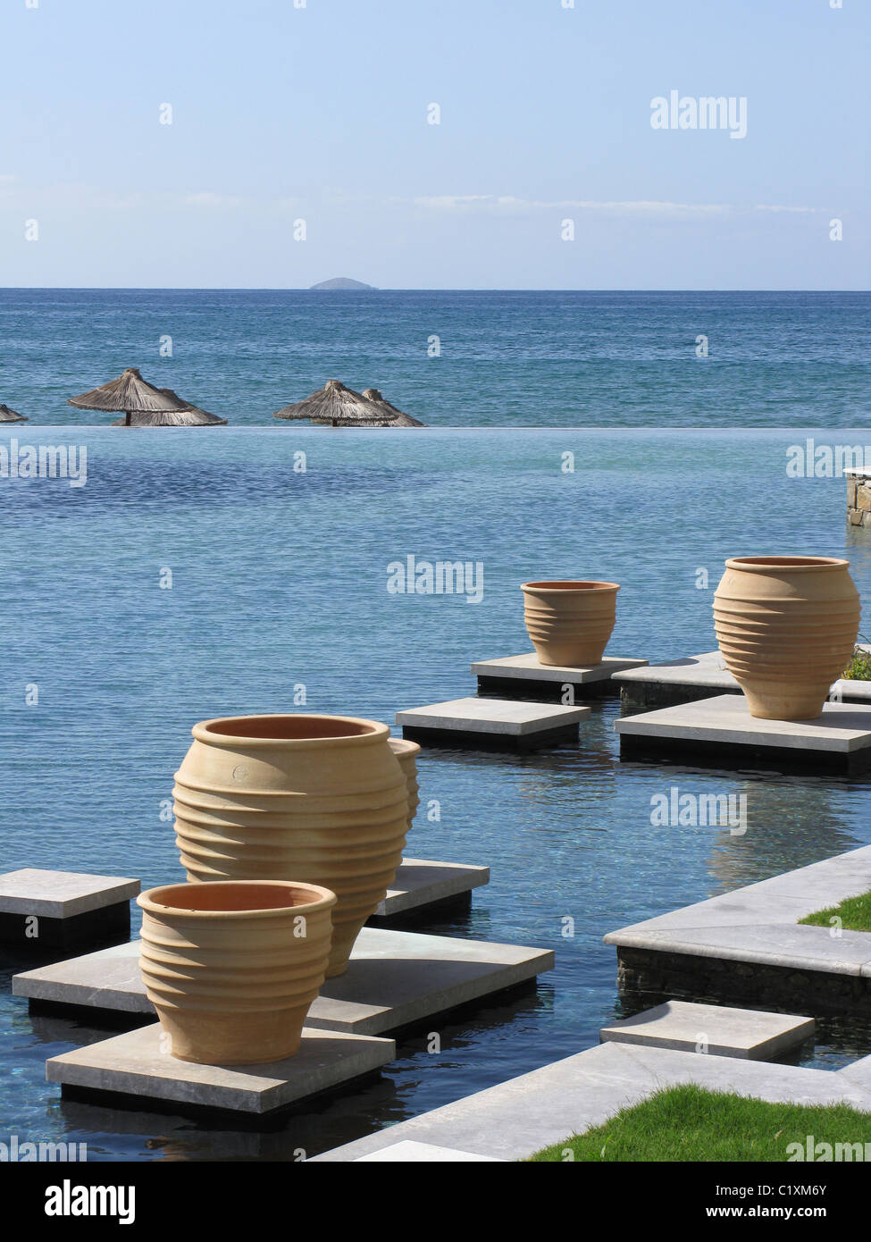 Vue sur la mer Egée en Grèce Crète à partir de la piscine de l'hôtel de luxe Banque D'Images