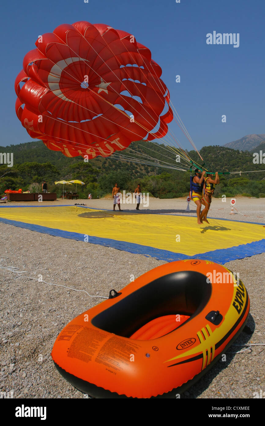 Deux personnes ont quitté le terrain étant remorquée par un bateau sur le parachute ascensionnel. Oludeniz, Mer Égée, mer Méditerranée, TURQUIE Banque D'Images