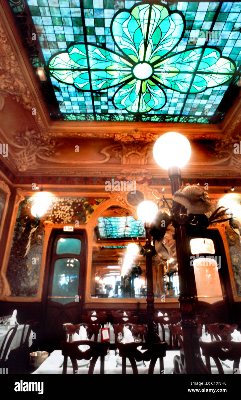 France, Paris, brasserie traditionnelle française, design Art nouveau, salle à manger, « Julien », (Groupe Flo). Banque D'Images