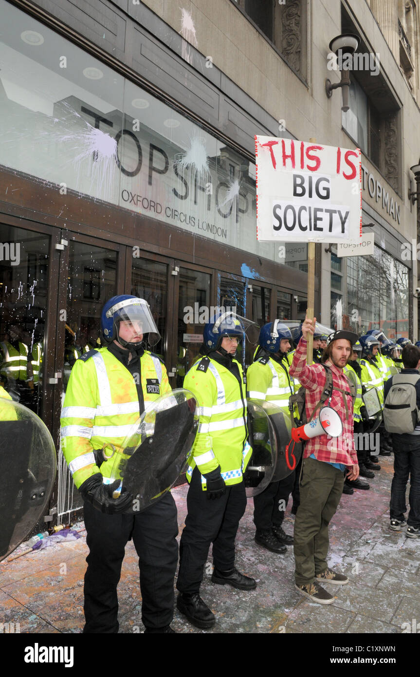 La police anti-émeutes et les manifestants du Royaume-Uni Banque D'Images