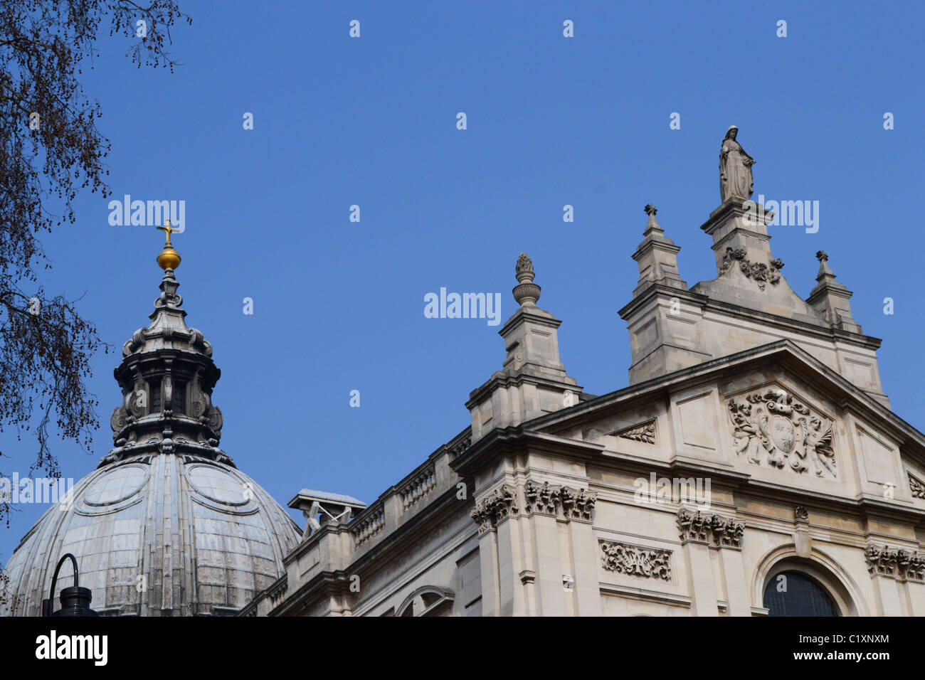 Le catholique romain Brompton Oratory, London, UK et euro TYRES LUCIS Banque D'Images