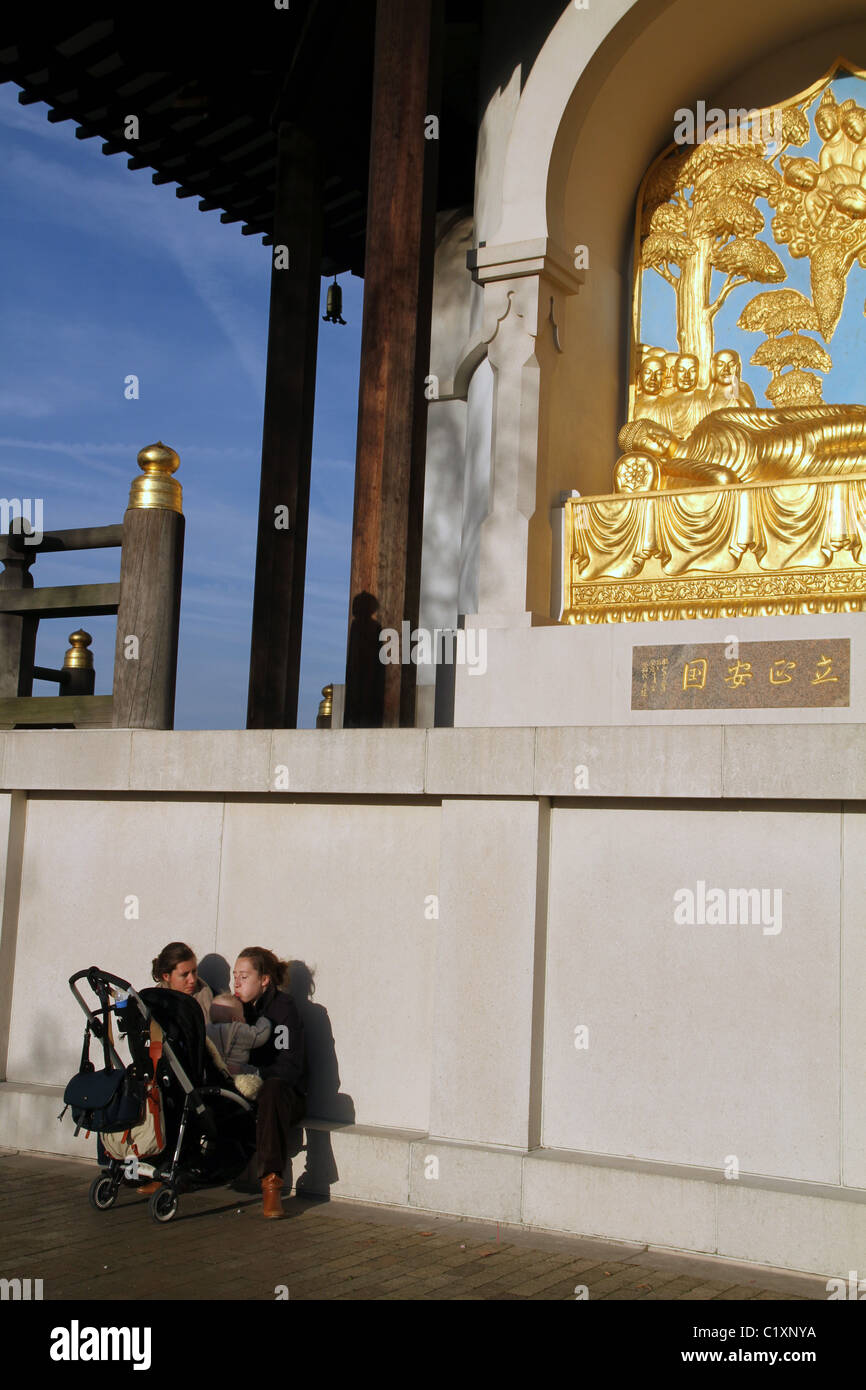 Les visiteurs de la Pagode de la paix bouddhiste dans Battersea Park de Londres Banque D'Images