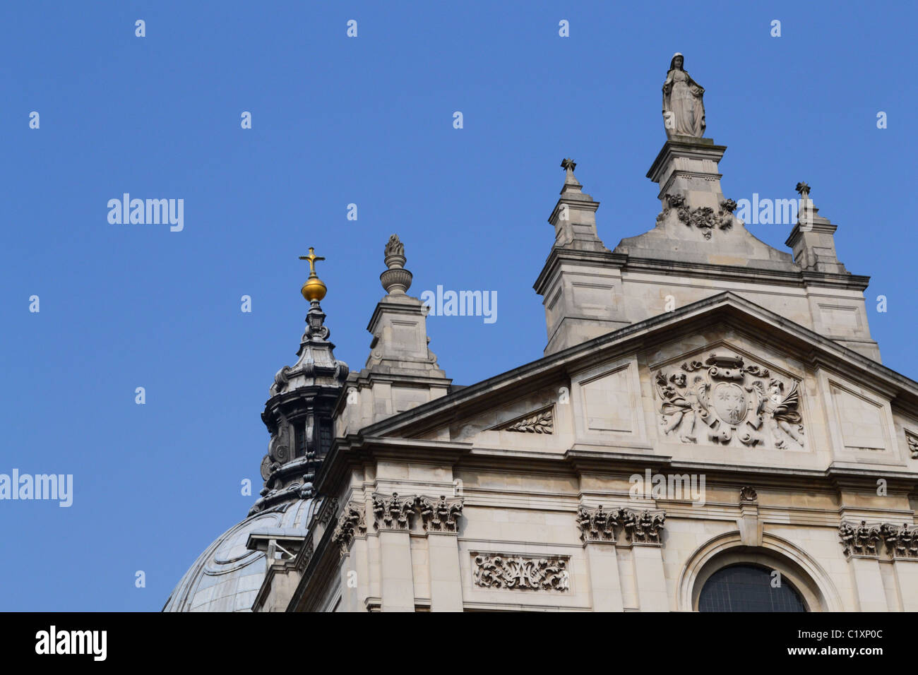 Le Brompton Oratory, London, UK et euro TYRES LUCIS Banque D'Images