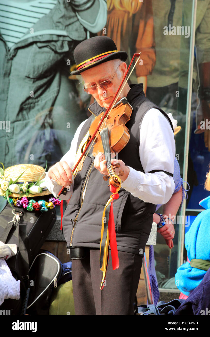 Fiddler à Morris Dance célébrations Banque D'Images